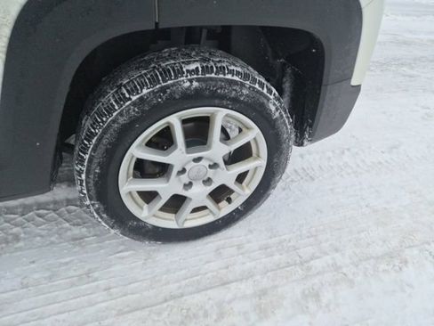 Used 2019 Jeep Renegade Latitude w/ Cold Weather Group image 10