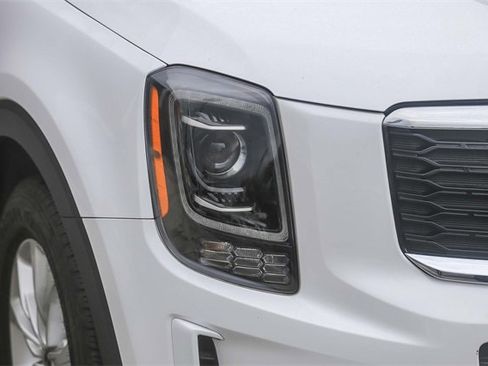 Certified 2022 Kia Telluride LX image 3