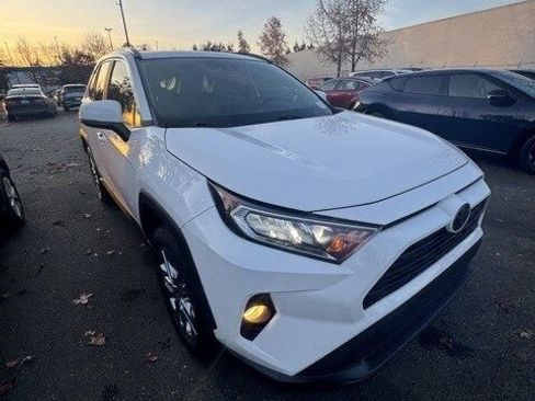 Used 2019 Toyota RAV4 XLE Premium image 3