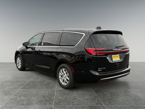 New 2026 Chrysler Pacifica Select image 3
