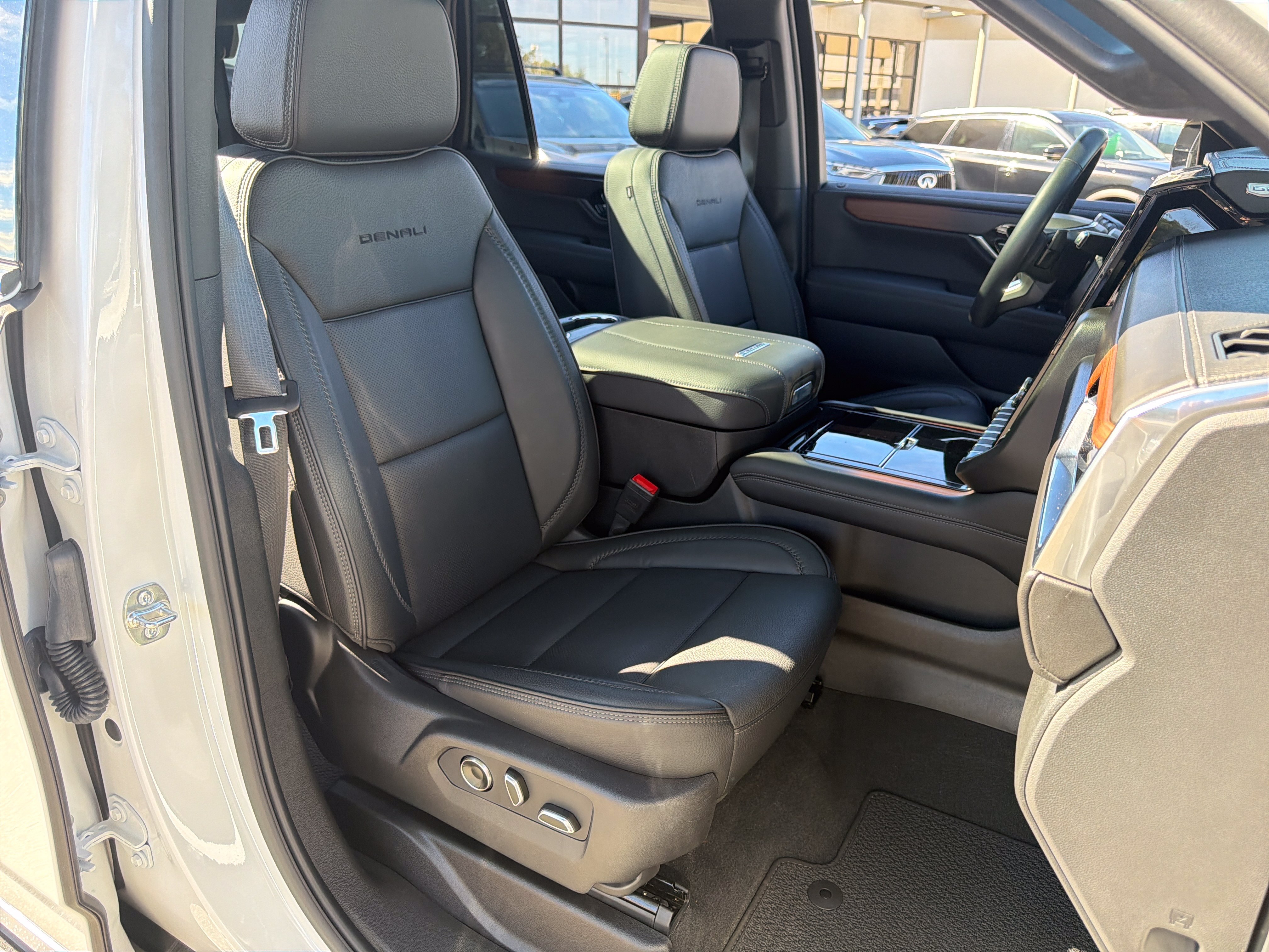 Used 2025 GMC Yukon Denali w/ Sun & Power Step Package AWD/4WD image 40
