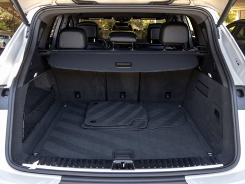 Certified 2025 Porsche Cayenne AWD/4WD image 48