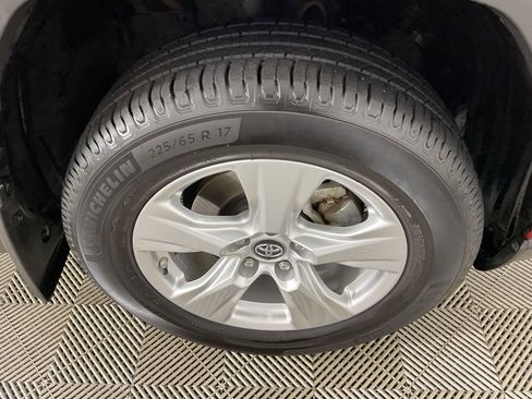 Used 2019 Toyota RAV4 XLE w/ Carpet Mat Package AWD/4WD image 11