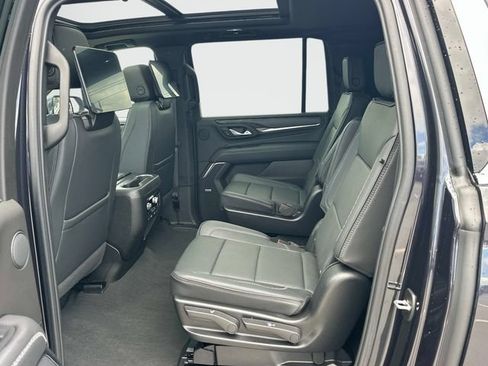 Used 2024 GMC Yukon XL Denali w/ Advanced Technology Package AWD/4WD image 17