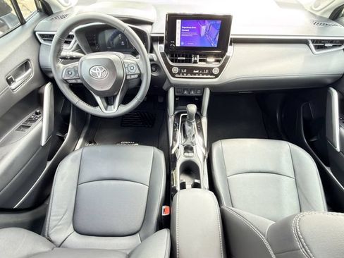 Used 2025 Toyota Corolla Cross XLE w/ Convenience Package FWD image 12