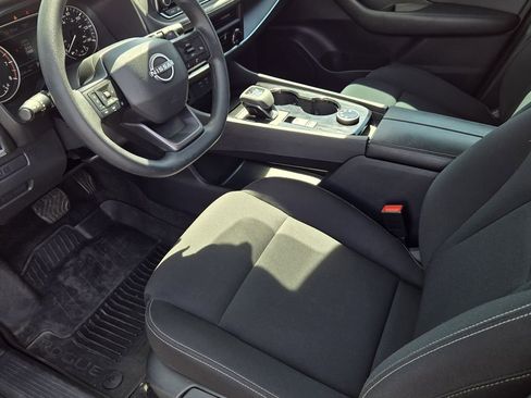 Used 2025 Nissan Rogue S image 17