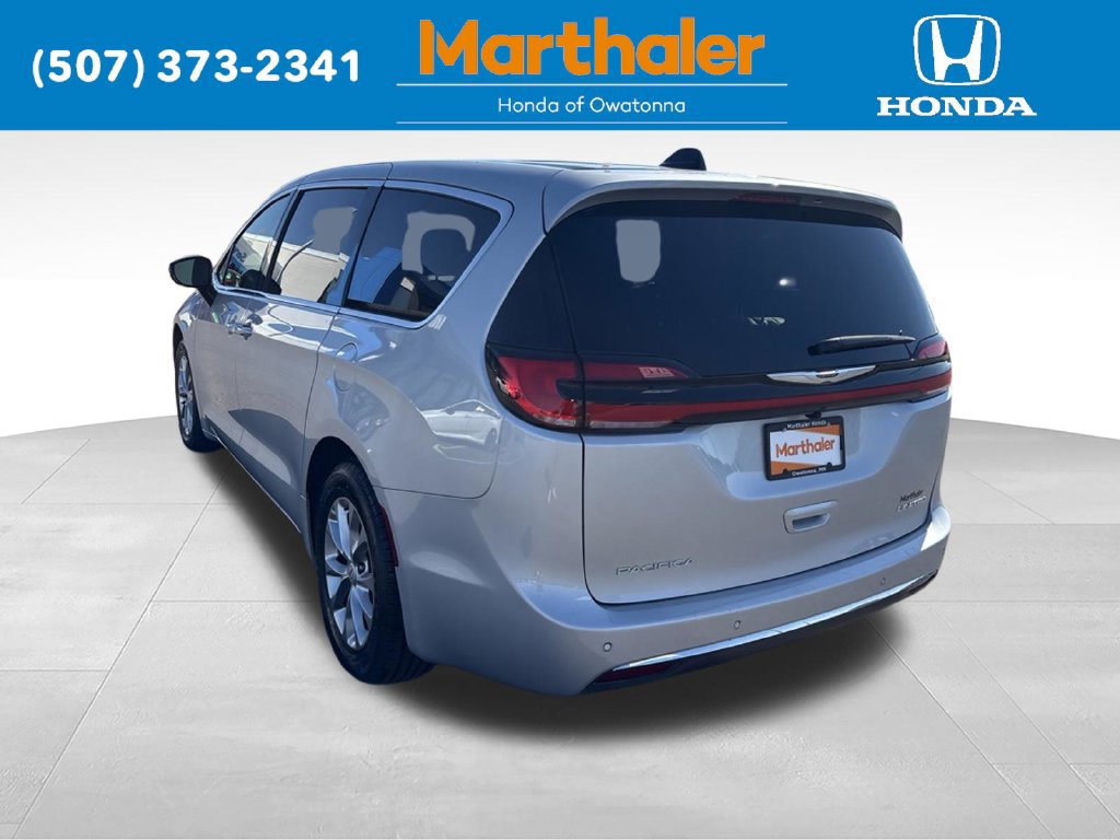 Used 2026 Chrysler Pacifica Limited FWD image 3
