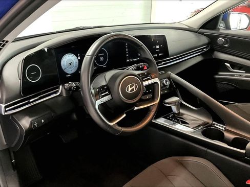 Used 2024 Hyundai Elantra SEL w/ Convenience Package image 2