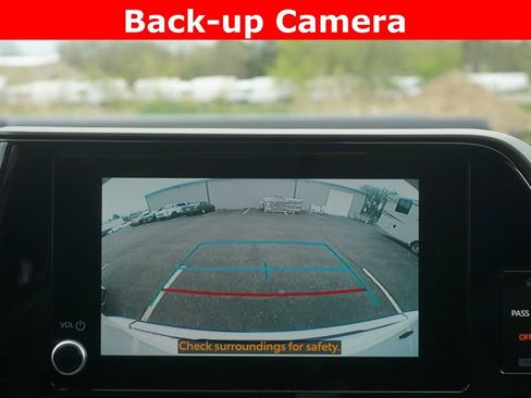 Used 2023 Toyota Highlander XLE AWD/4WD image 9