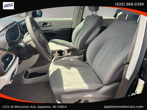 Used 2018 Chrysler Pacifica Touring Plus FWD image 21