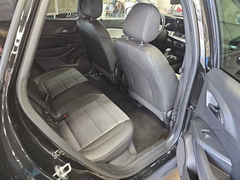 Used 2025 Chevrolet Trax LT w/ LT Convenience Package FWD image 11