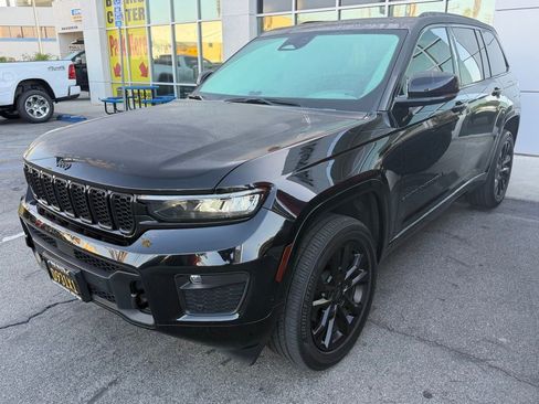 Used 2022 Jeep Grand Cherokee Overland w/ Luxury Tech Group IV image 3