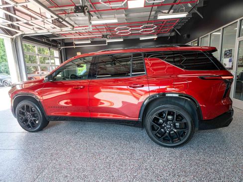 Used 2024 Chevrolet Traverse RS AWD/4WD image 2