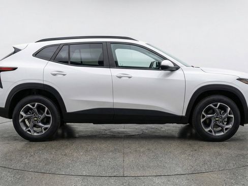 Used 2025 Chevrolet Trax LT w/ LT Convenience Package FWD image 11