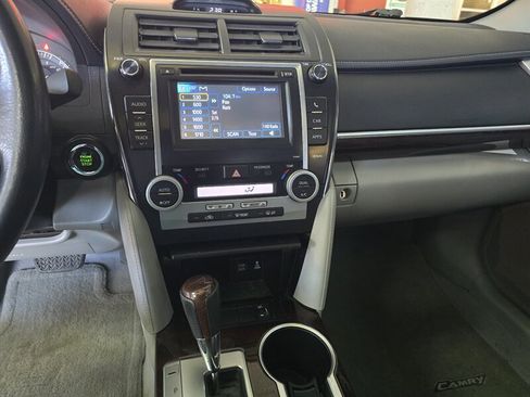 Used 2012 Toyota Camry XLE w/ Leather Pkg image 22