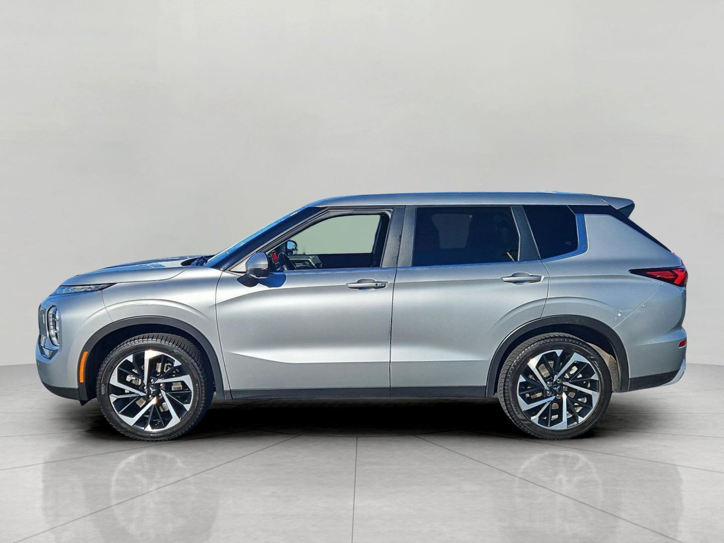 Used 2024 Mitsubishi Outlander AWD image 5