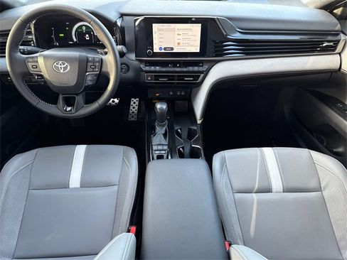Used 2025 Toyota Camry SE image 12