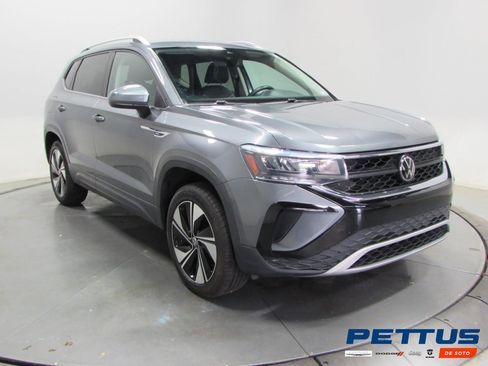 Used 2024 Volkswagen Taos SE AWD/4WD image 1