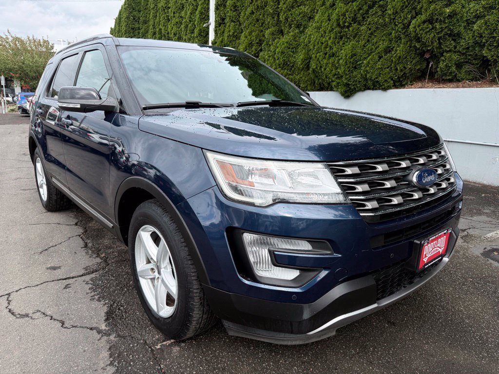 Used 2017 Ford Explorer XLT w/ Equipment Group 202A AWD/4WD image 2