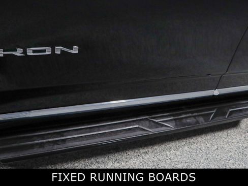 Used 2023 GMC Yukon SLT w/ SLT Luxury Package image 12