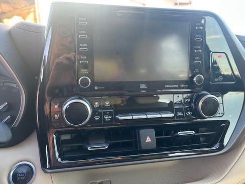 Used 2020 Toyota Highlander Limited image 18