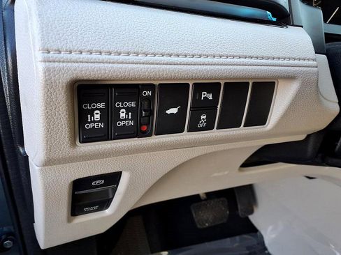 Used 2025 Honda Odyssey Elite image 19