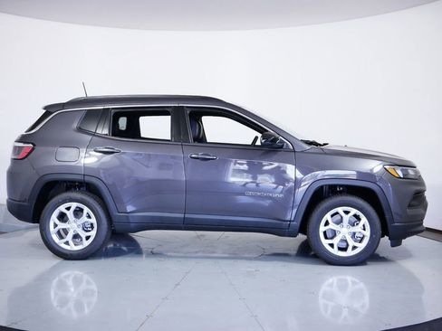 Used 2024 Jeep Compass Latitude image 7