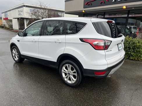 Used 2017 Ford Escape SE image 2
