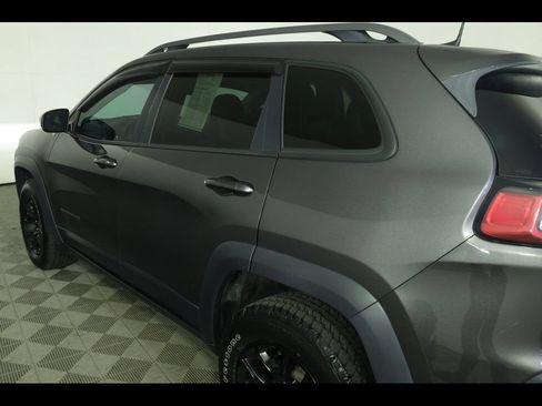 Used 2019 Jeep Cherokee Trailhawk AWD/4WD image 17