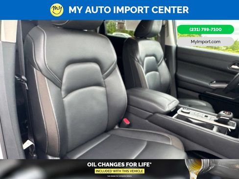 Used 2025 Nissan Pathfinder SL AWD/4WD image 30