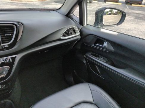Used 2025 Chrysler Pacifica Select FWD image 16