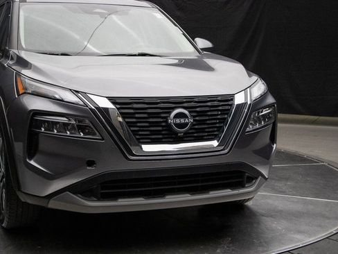 Used 2023 Nissan Rogue SV image 3