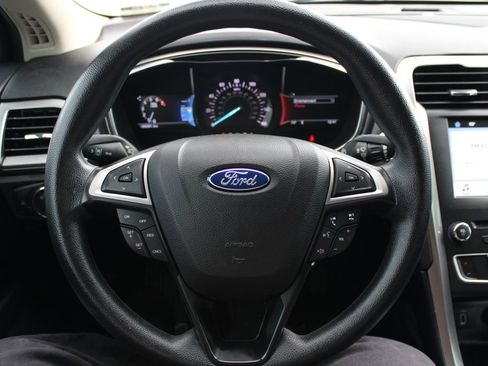 Used 2017 Ford Fusion SE FWD image 17