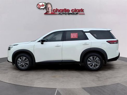 Used 2024 Nissan Pathfinder S image 2