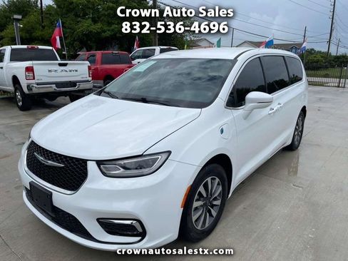 Used 2022 Chrysler Pacifica Touring-L FWD image 1