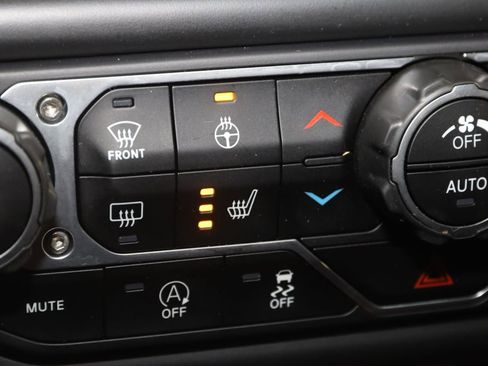 Used 2022 Jeep Gladiator Rubicon w/ Cold Weather Group image 8