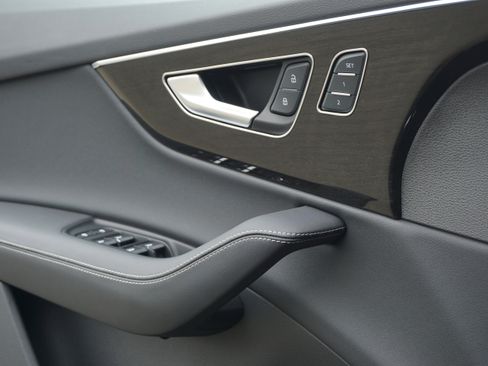 Certified 2025 Audi Q7 3.0T Premium Plus image 12