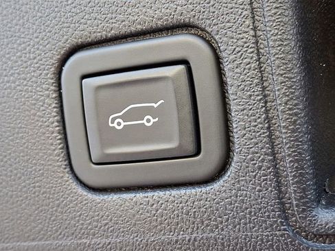 Used 2024 GMC Terrain SLT image 30