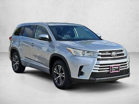 Used 2018 Toyota Highlander LE FWD image 3