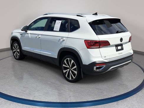 Used 2023 Volkswagen Taos SE w/ Panoramic Sunroof Package FWD image 7