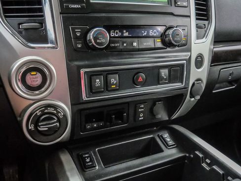 Used 2017 Nissan Titan SV AWD/4WD image 30