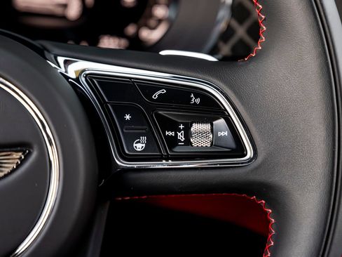 Certified 2025 Bentley Bentayga AWD/4WD image 23