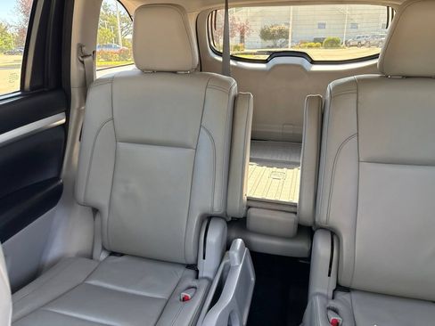 Used 2017 Toyota Highlander XLE AWD/4WD image 19
