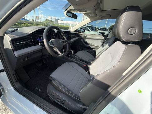 Used 2025 Volkswagen Jetta SE FWD image 10