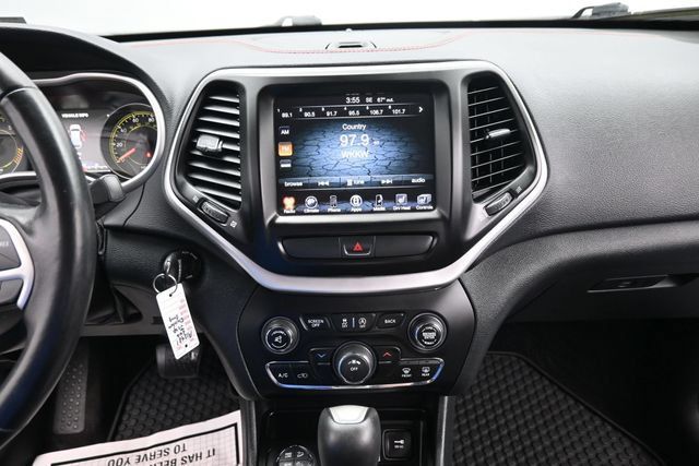 Used 2016 Jeep Cherokee Trailhawk w/ Leather Interior Group AWD/4WD image 16