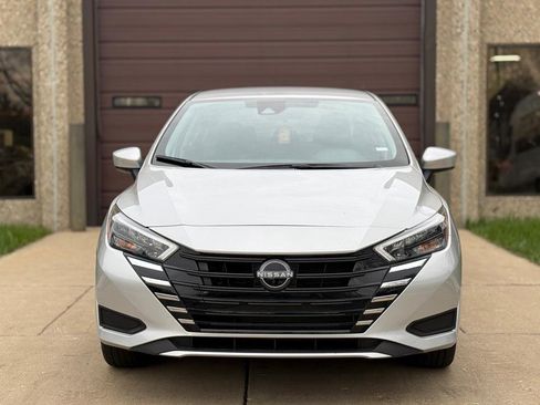 Used 2025 Nissan Versa SV image 2