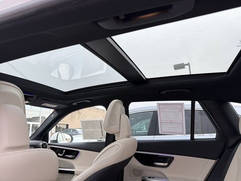 Used 2025 Mercedes-Benz GLC 300 4MATIC image 23