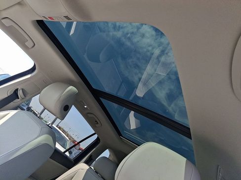Used 2023 Volkswagen Tiguan SE w/ Panoramic Sunroof Package FWD image 16