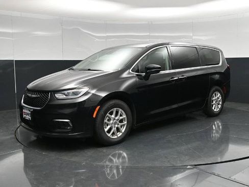 Used 2024 Chrysler Pacifica Touring-L FWD image 5
