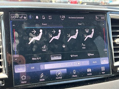 Used 2024 Chrysler Pacifica Touring-L FWD image 7